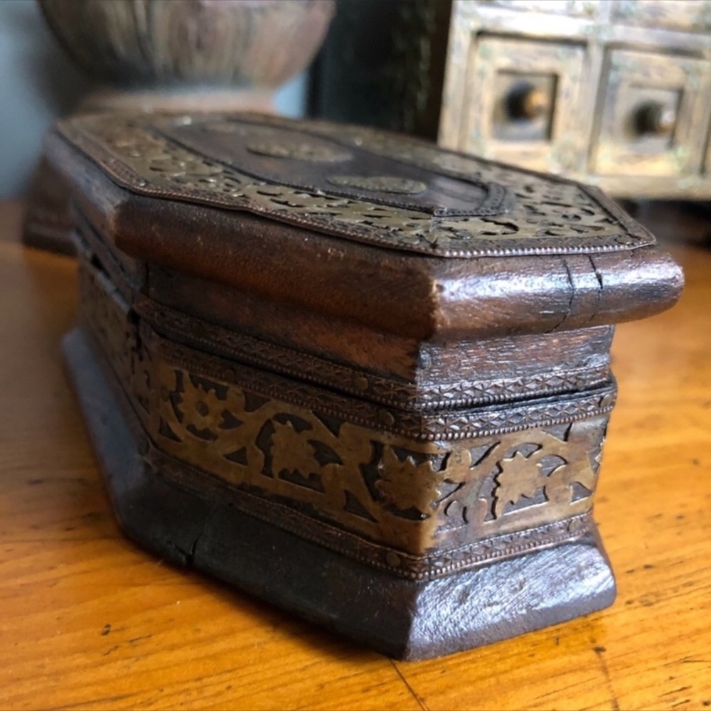 Antique East Indian Dresser Box - Picture 5 of 16